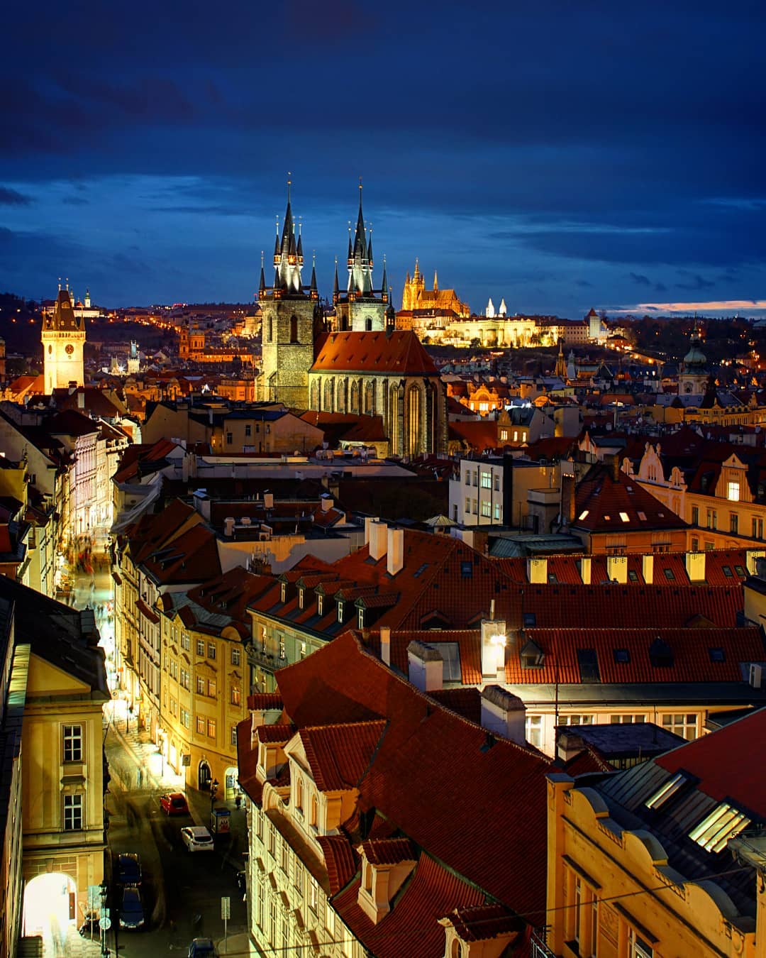 Belle vue sur la ville de Prague de nuit depuis la Tour PoudriÃ¨re